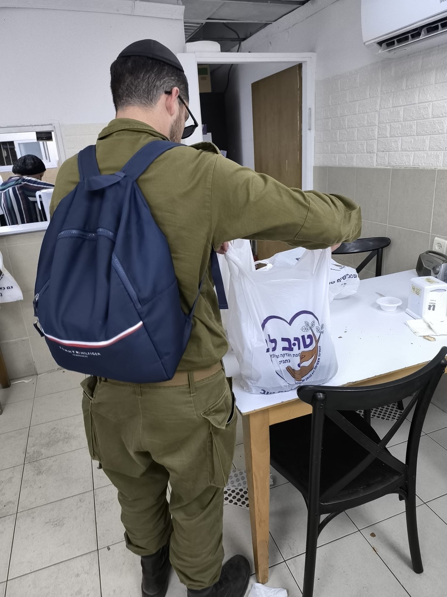 חבילת אהבה לחייל בודד עם מוצרי היגיינה, חטיפים ומכתב אישי