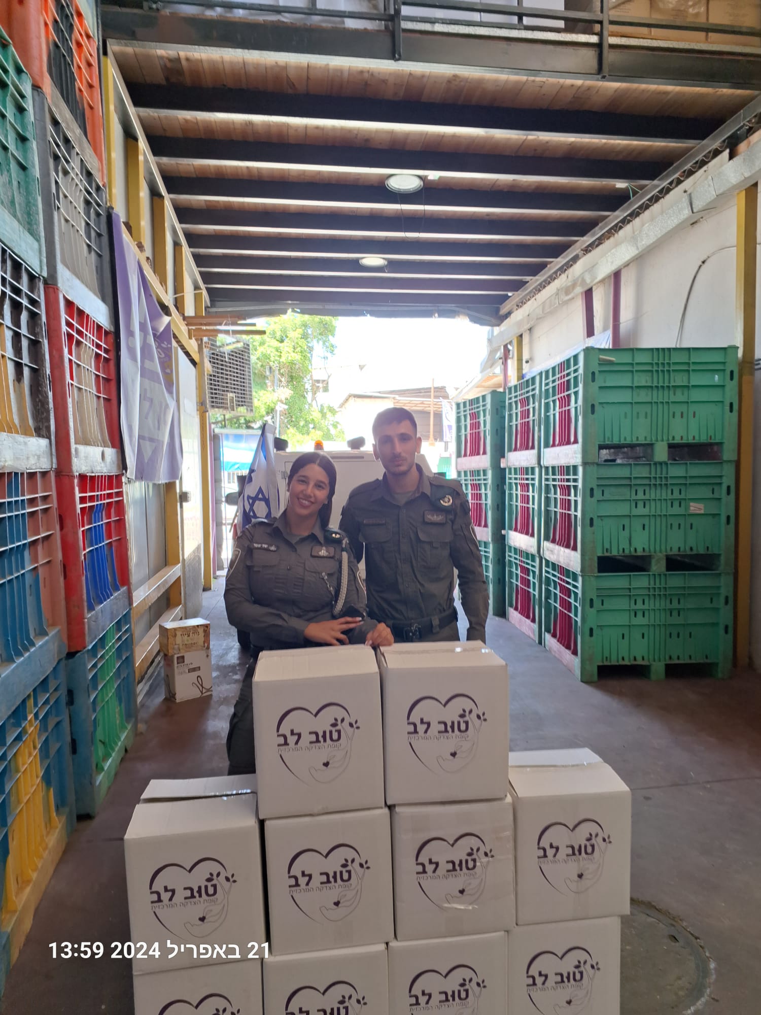 מתנדבת מגישה לחייל בודד כוס קפה חמה ומתנה